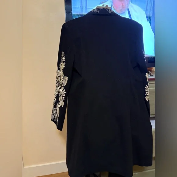 🎄Black Embroidered Long Coat, boutique purchase, by paparazzi, size L - Picture 2 of 9
